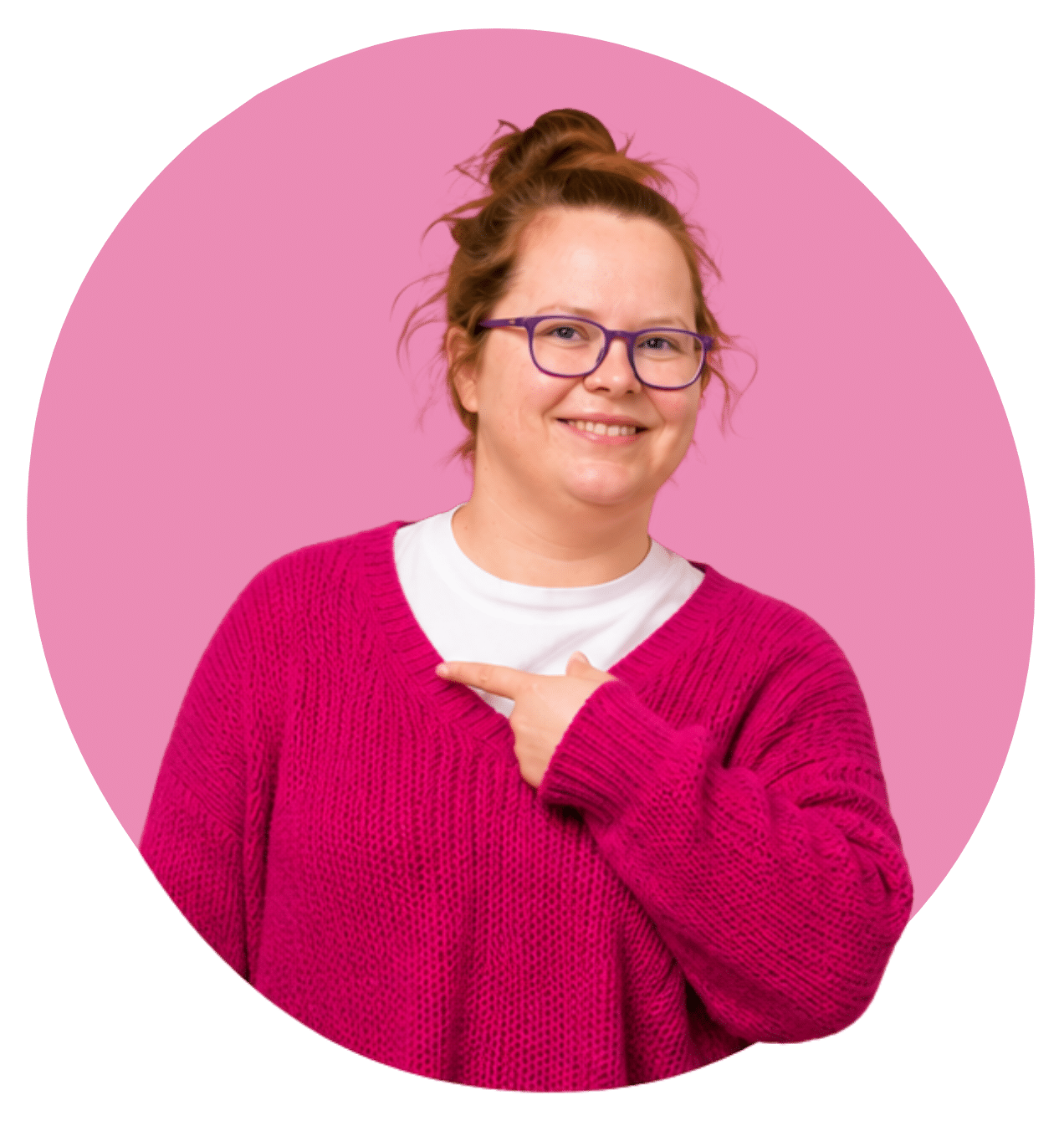 Une femme souriante, en gilet rose, se désigne du doigt. Une ampoule dessinée évoque une idée.